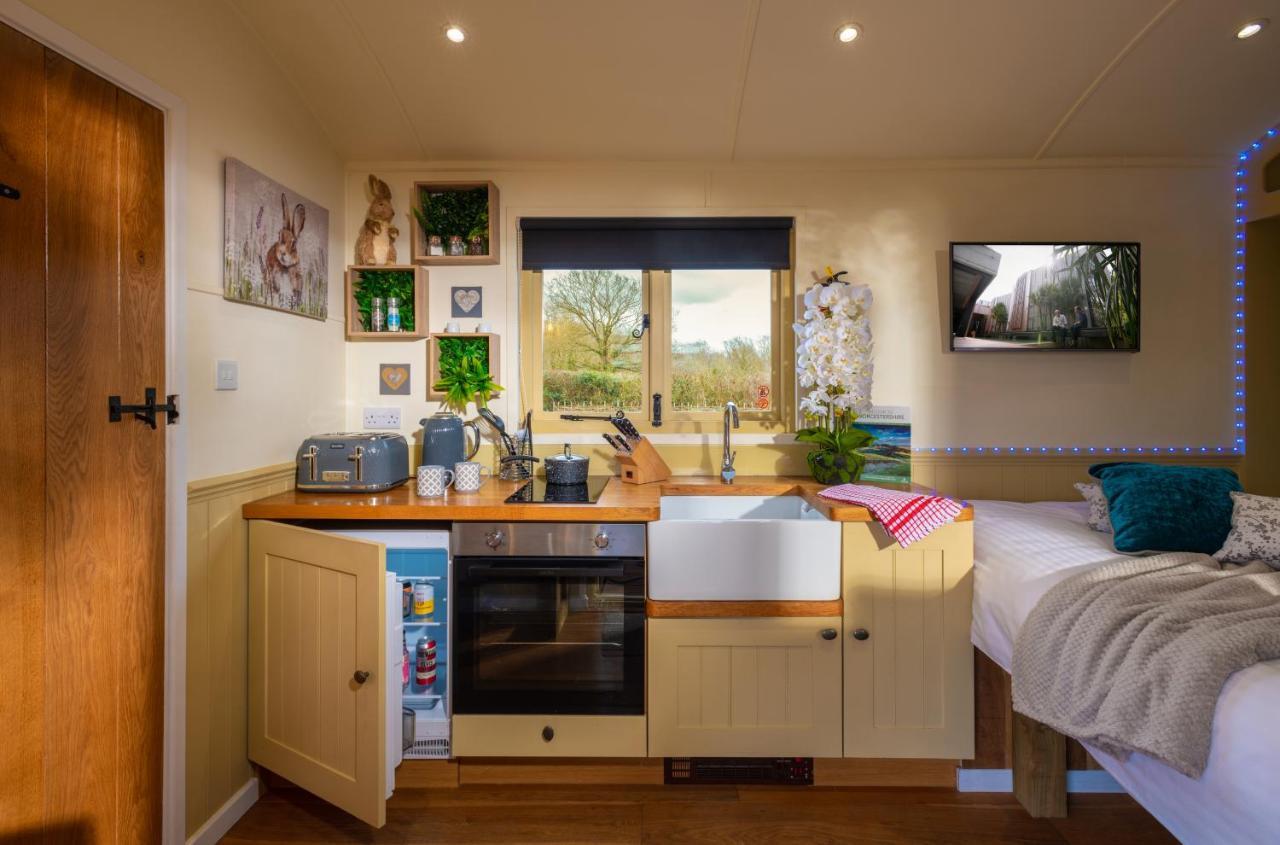 Hillside View Shepherds Hut - Ockeridge Rural Retreats Little Witley Esterno foto