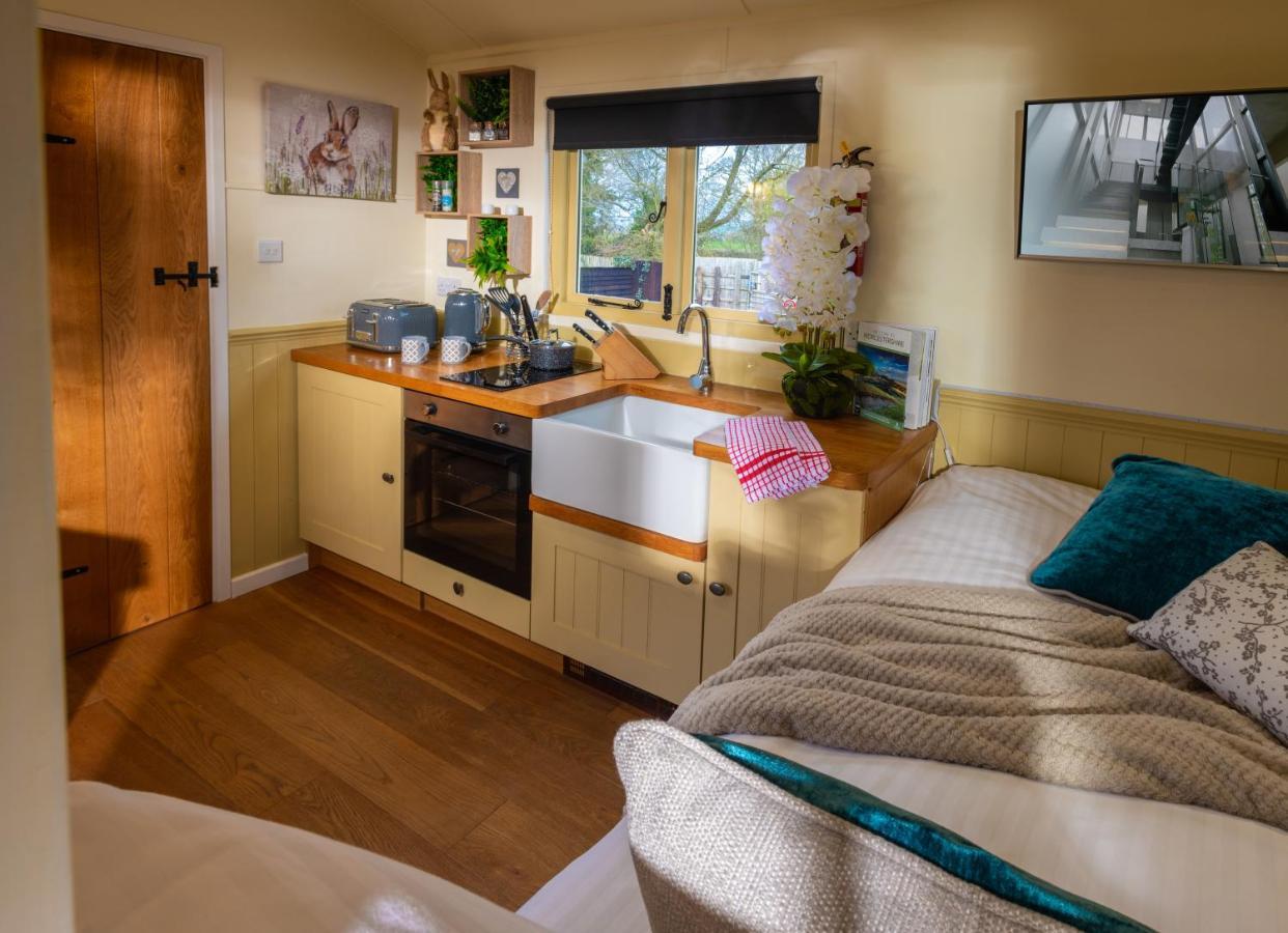 Hillside View Shepherds Hut - Ockeridge Rural Retreats Little Witley Esterno foto