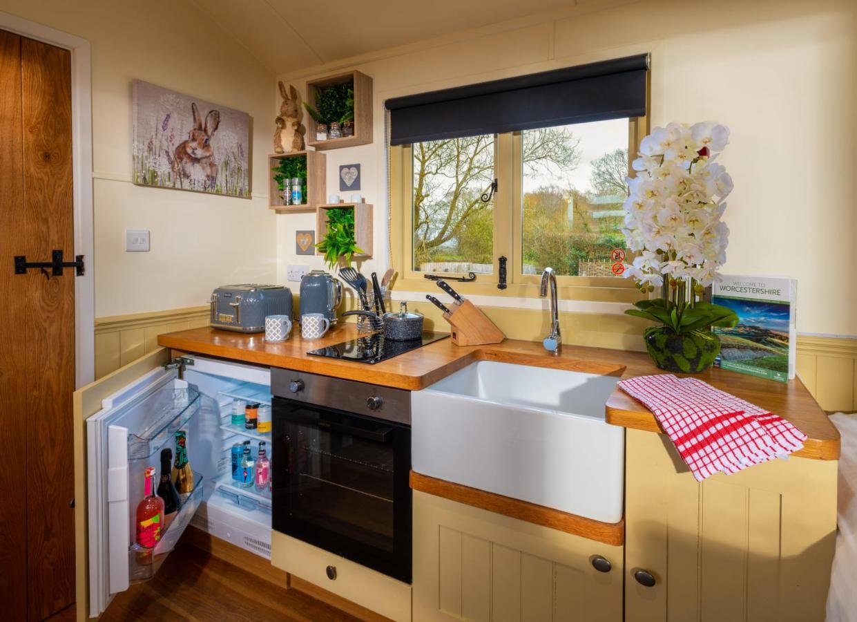 Hillside View Shepherds Hut - Ockeridge Rural Retreats Little Witley Esterno foto