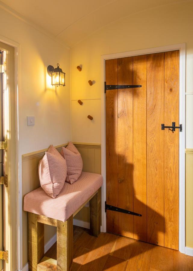 Hillside View Shepherds Hut - Ockeridge Rural Retreats Little Witley Esterno foto