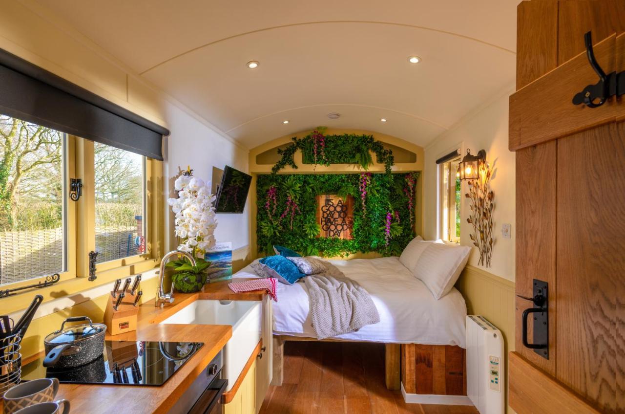 Hillside View Shepherds Hut - Ockeridge Rural Retreats Little Witley Esterno foto