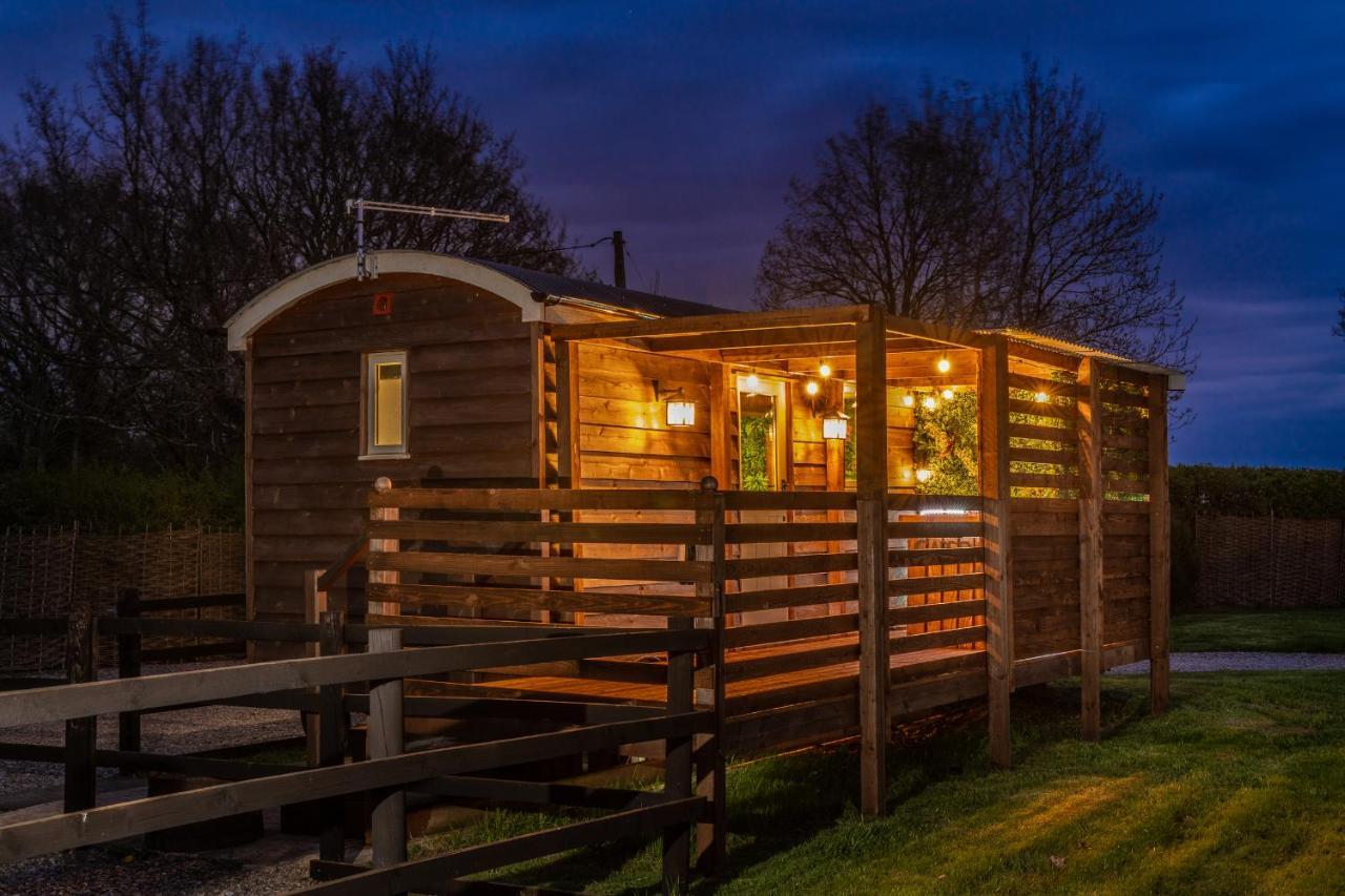 Hillside View Shepherds Hut - Ockeridge Rural Retreats Little Witley Esterno foto