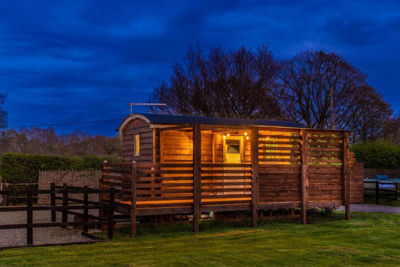 Hillside View Shepherds Hut - Ockeridge Rural Retreats Little Witley Esterno foto